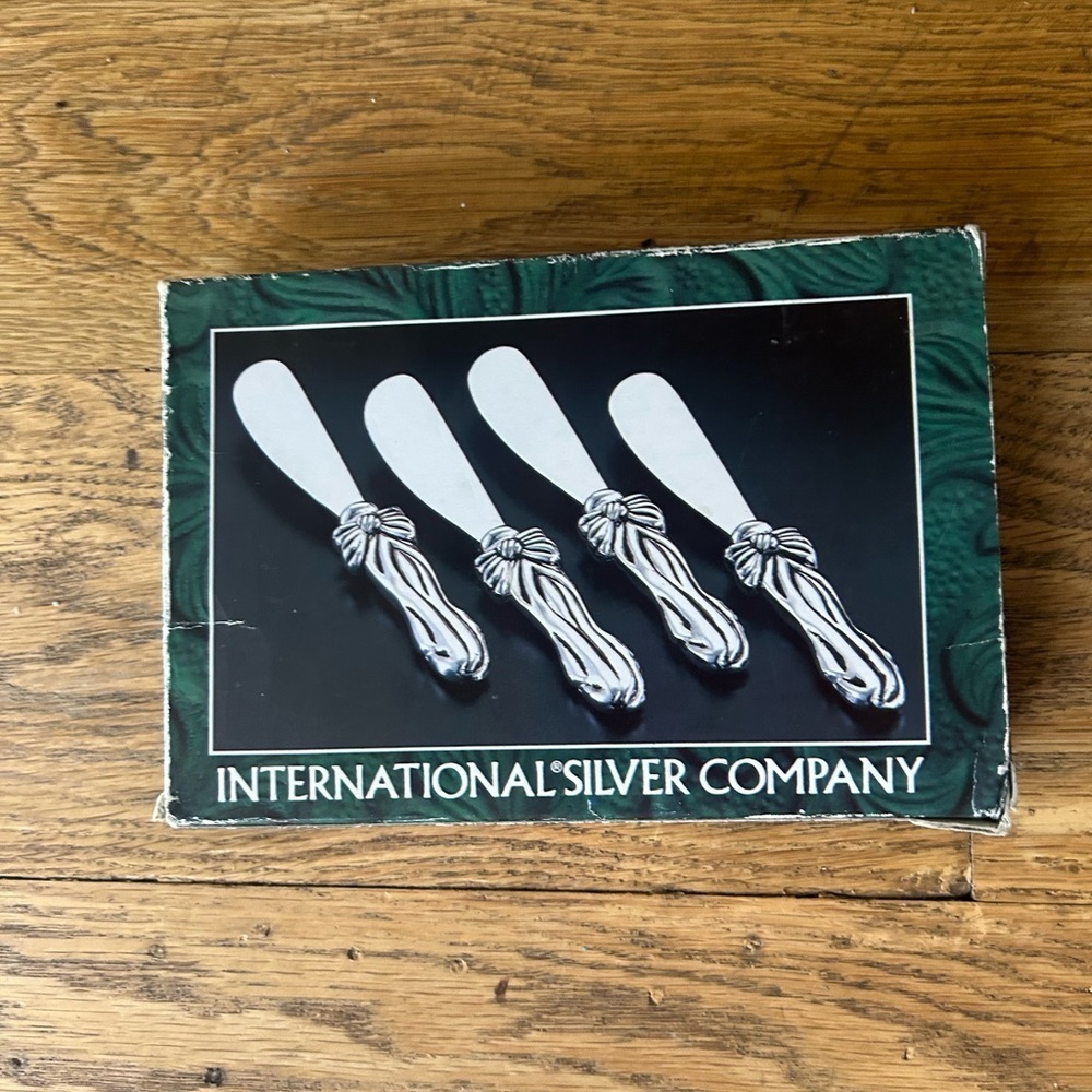 NWT International Silver Company Set of 4 Spreader Knives Silver Plated Vintage